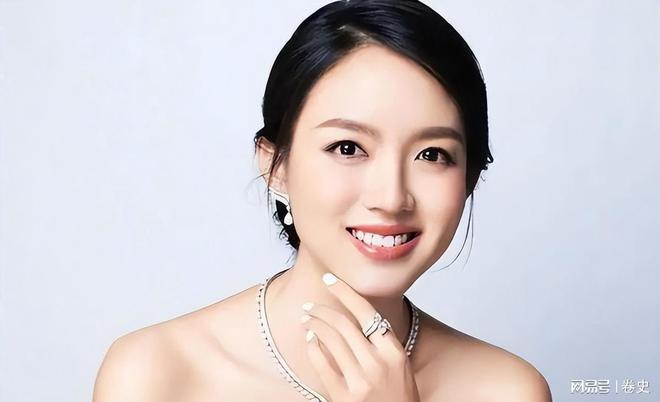 门怀孕6个月上春晚站C位真人生赢家ky开元棋牌艳压奚梦瑶拒嫁30亿豪(图10)